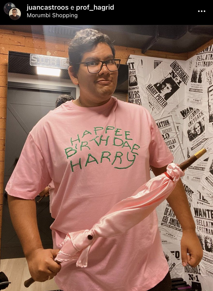 juancastroos's tweet photo. A camiseta do bolo de aniversário do Harry Potter, feito por Rúbeo Hagrid, possui estampa frontal em alto relevo escrita “Happee Birthdae Harry”.
Confira mais nas lojas físicas e on-line da @fanlab
💜🌂⚡️🎂
#HarryPotter #RúbeoHagrid #HappeeBirthdaeHarry #FanLab #Geek https://t.co/vLs828zzXA