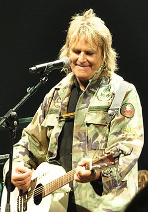 kris_n_no's tweet photo. @thealarm Mike, so sorry to hear about the relapse of the leukaemia, but very happy that you are getting better. Sending lots of LHS your way ... and to the rest of your family as well. Reminiscing about 7 years ago, and looking forward to seeing you next April! 🎸🎤 @julespeters https://t.co/h2VehHOKum