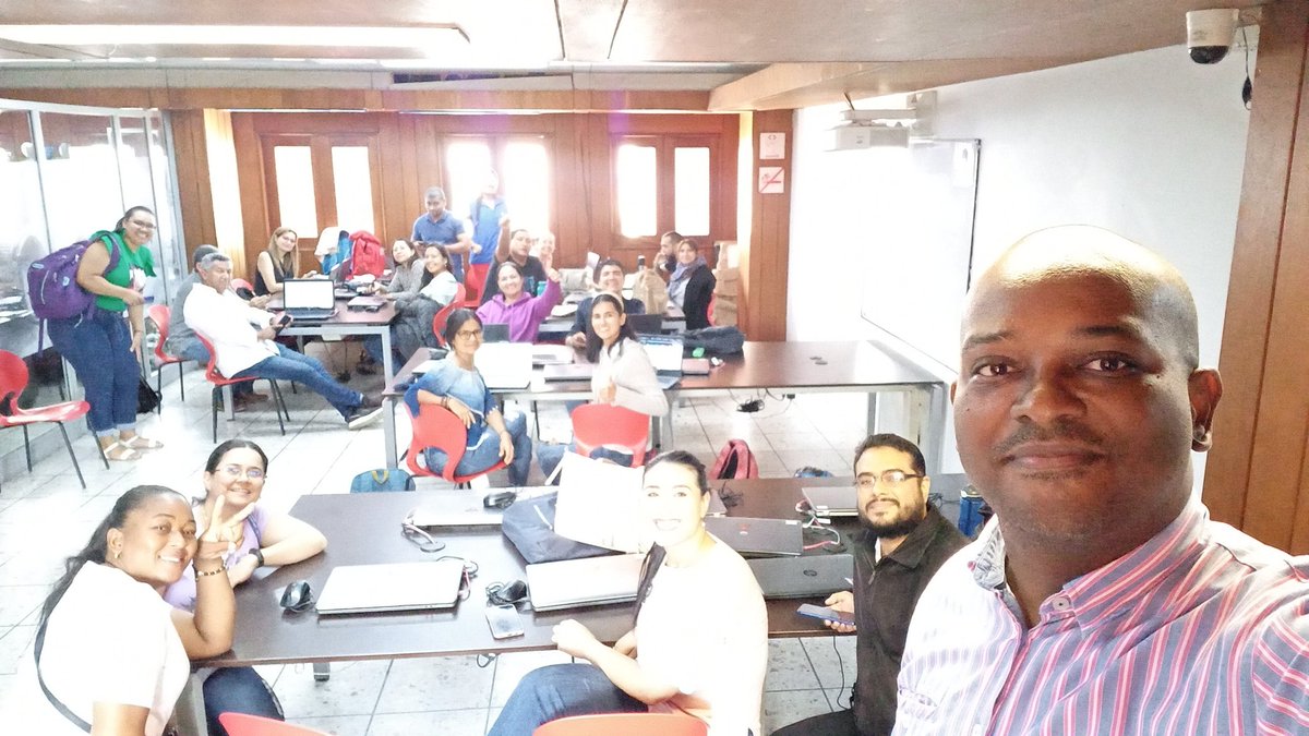 efrcastro826's tweet photo. Desde los PAD y LID🤳 de  @TICAlcaldiaCali  los docentes de @Educacion_Cali y @RedTiCali fortalecen sus competencia y habilidades digitales, STEM y de robotica educativa 🎮de cara a la #Calinteligente
#EncuentroLideresTicCali https://t.co/ctFvQ5C04n