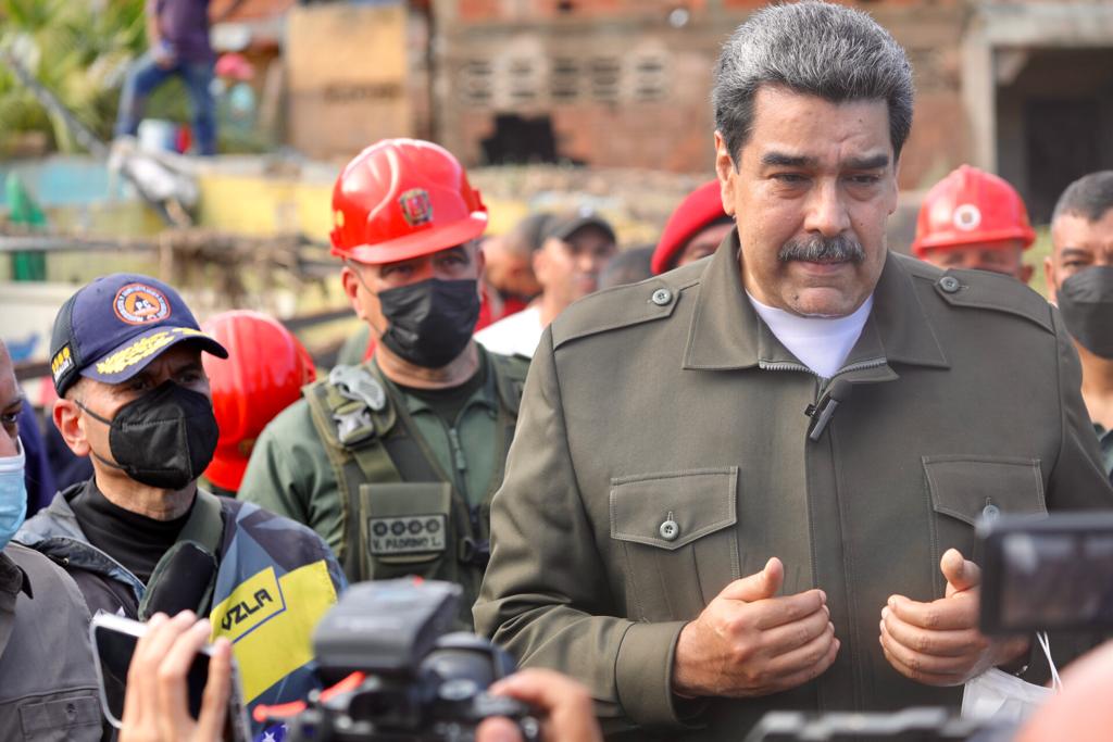 PrensaFANB's tweet photo. 📢 #Ahora Desde Las Tejerías en el estado Aragua, el GJ @vladimirpadrino acompaña al Presidente y CJ #FANB @NicolasMaduro, a recorrer áreas afectadas en atención a las familias damnificadas por las recién torrenciales lluvias. ¡¡Juntos somos invencibles!!
#FuerzaPuebloLasTejerías https://t.co/F5HiNTv2pN