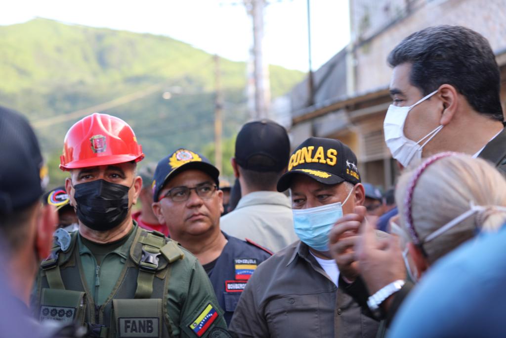 PrensaFANB's tweet photo. 📢 #Ahora Desde Las Tejerías en el estado Aragua, el GJ @vladimirpadrino acompaña al Presidente y CJ #FANB @NicolasMaduro, a recorrer áreas afectadas en atención a las familias damnificadas por las recién torrenciales lluvias. ¡¡Juntos somos invencibles!!
#FuerzaPuebloLasTejerías https://t.co/F5HiNTv2pN