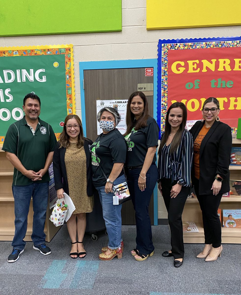 MichelleFox956's tweet photo. Huge shout out to the Marcia Garza staff for taking the first step to learn about the IB philosophy. Great staff ready to connect sustainability goals to IB. #GoHuskies #ibschool #psjalife #whatwillIB https://t.co/9ItKwBljAW