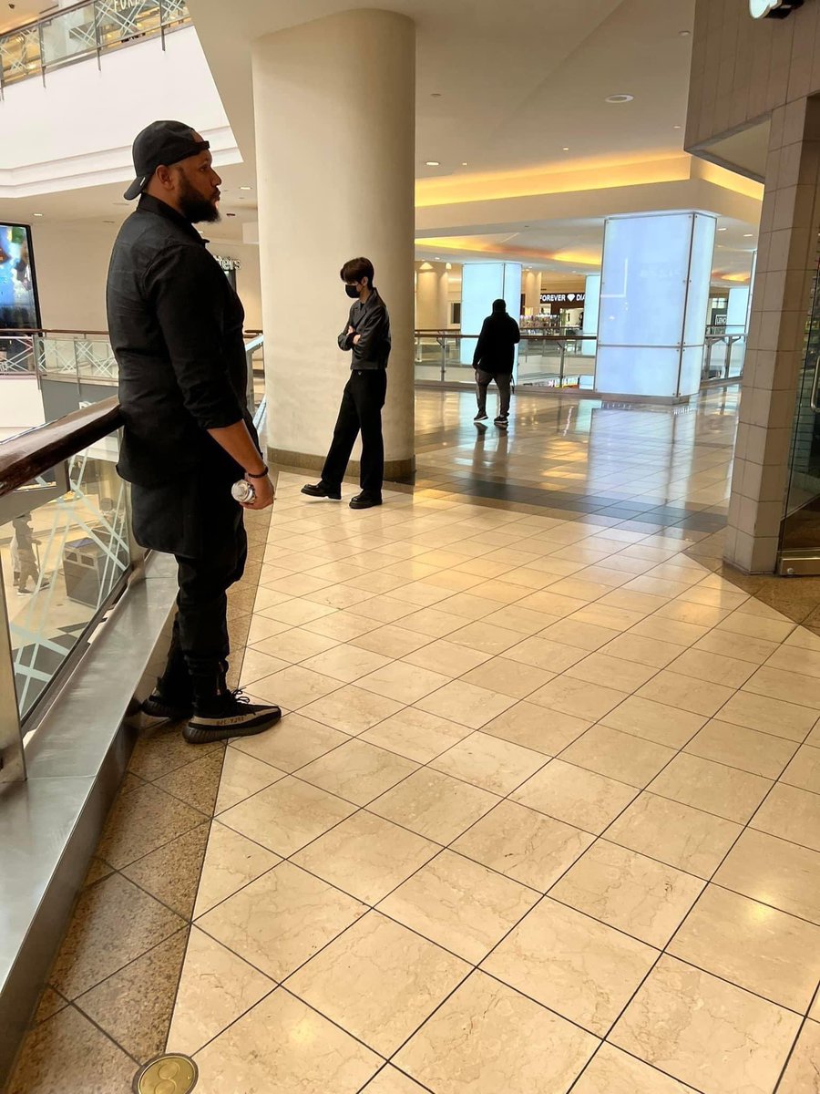 A nonfan saw enhypen at Lenox Square (Atlanta) today. She asked to take a photo with them but their security said no so Jake then say sorry to her 🥹 She said all the members are really tall and handsome.

©️Mikun Nareda
