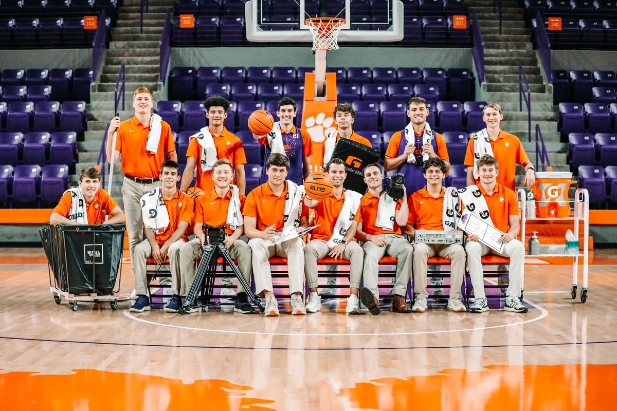 ClemsonMBB's tweet photo. 2022-23 Clemson Basketball Managers!

- Laundry experts
- Hydration specialists
- Scout team contributors 
- Video professionals
- Elite time managers
- Monster rebounders

#ManagerMonday / #ClemsonGRIT / @ClemsonManagers / @JayBilas https://t.co/ZXWt3C2sYz