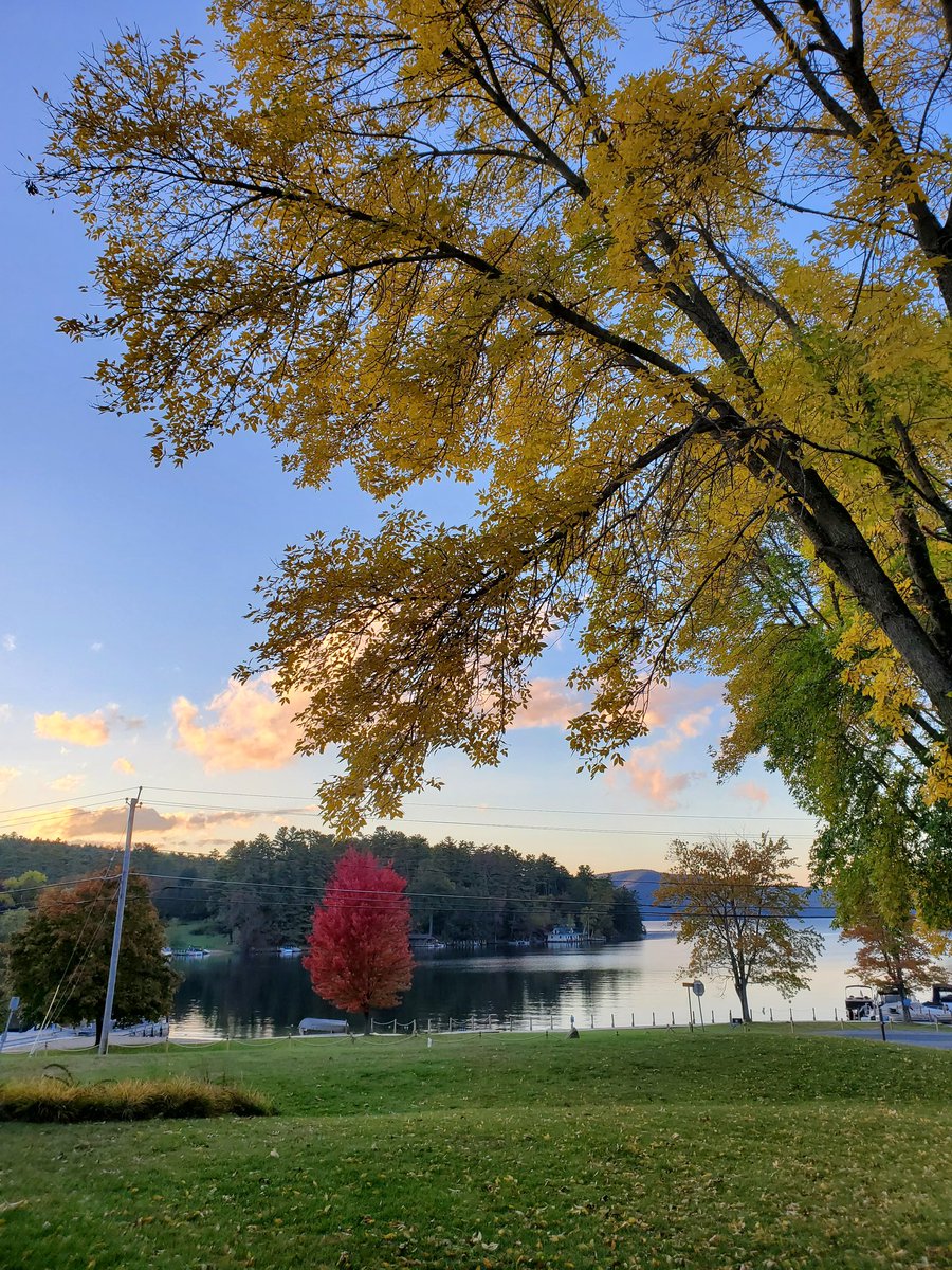 DunhamsBay's tweet photo. It's a brisk October Monday in Lake George, NY!

#fall #nylovesfall #iloveny #ispyny #roamtheempire #upstateny #upstatenewyork #adk #adirondacks #adklife #warrencounty #warrencountyny #lakegeorge #lakegeorge365 #lakelife #mylgarea https://t.co/PZZMN9rQFU