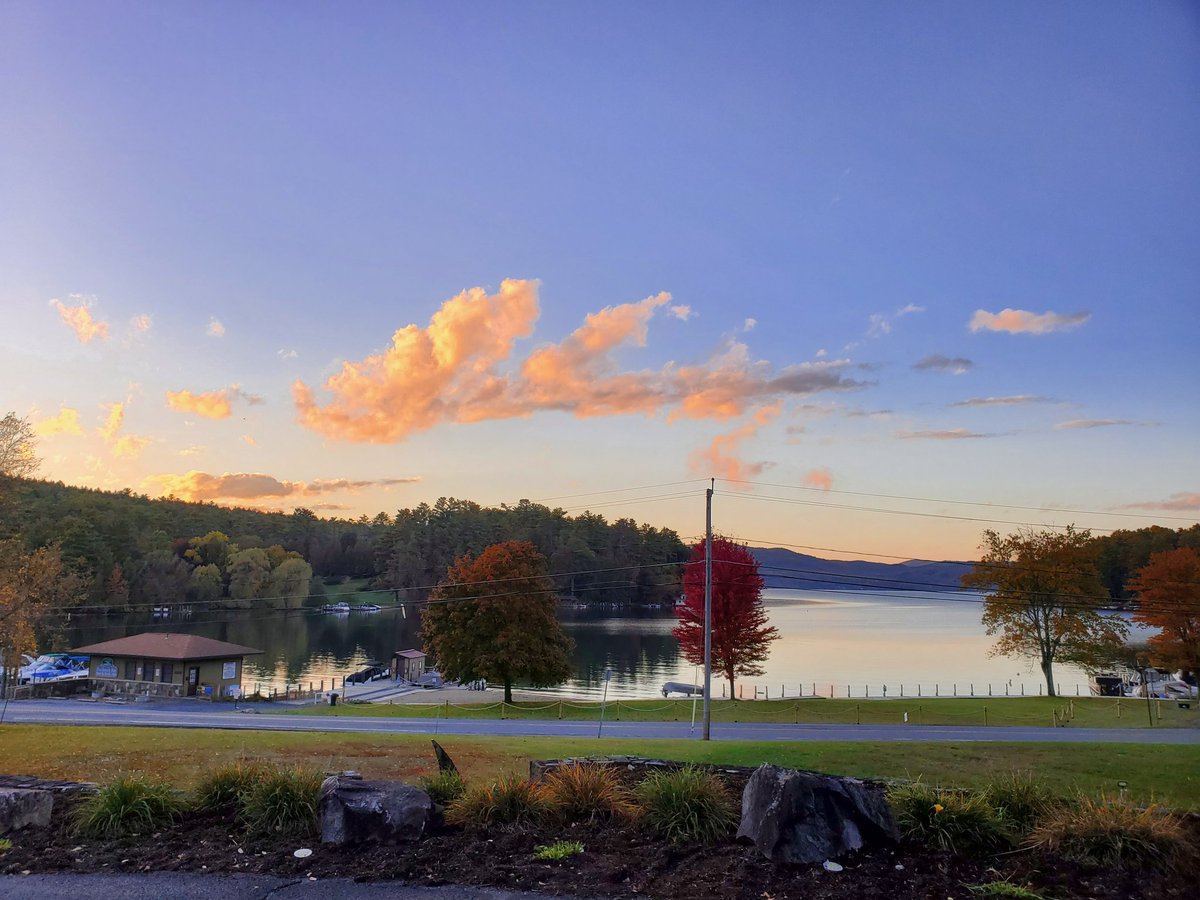 DunhamsBay's tweet photo. It's a brisk October Monday in Lake George, NY!

#fall #nylovesfall #iloveny #ispyny #roamtheempire #upstateny #upstatenewyork #adk #adirondacks #adklife #warrencounty #warrencountyny #lakegeorge #lakegeorge365 #lakelife #mylgarea https://t.co/PZZMN9rQFU