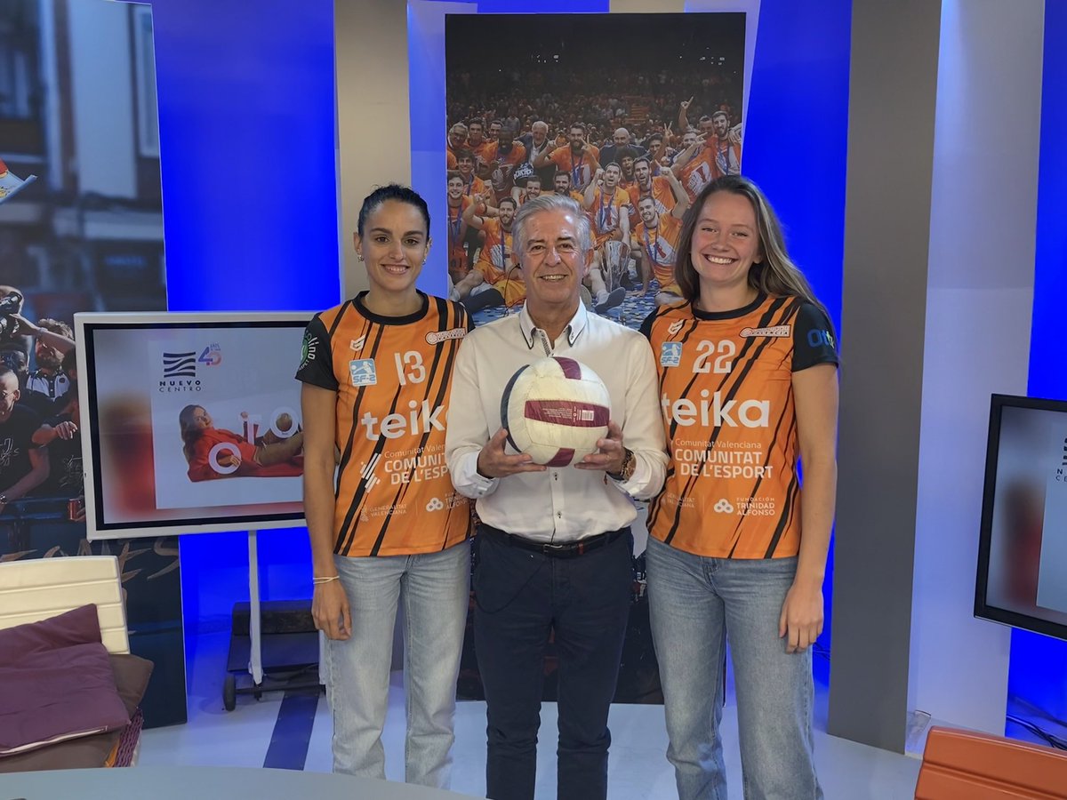 Radioesport914's tweet photo. 🏐Las jugadoras de @c_v_valencia, @nikein47 y Aurora Ubé han estado en el plató de #DJI con @julioinsadji 

Vienen tras el inicio de la #SF2 en una nueva temporada ilusionante 💪🏻

🎧Vuelve a revivirlo aquí 👇🏻:
https://t.co/VnOPVvrhDD https://t.co/aA53F2yOxn