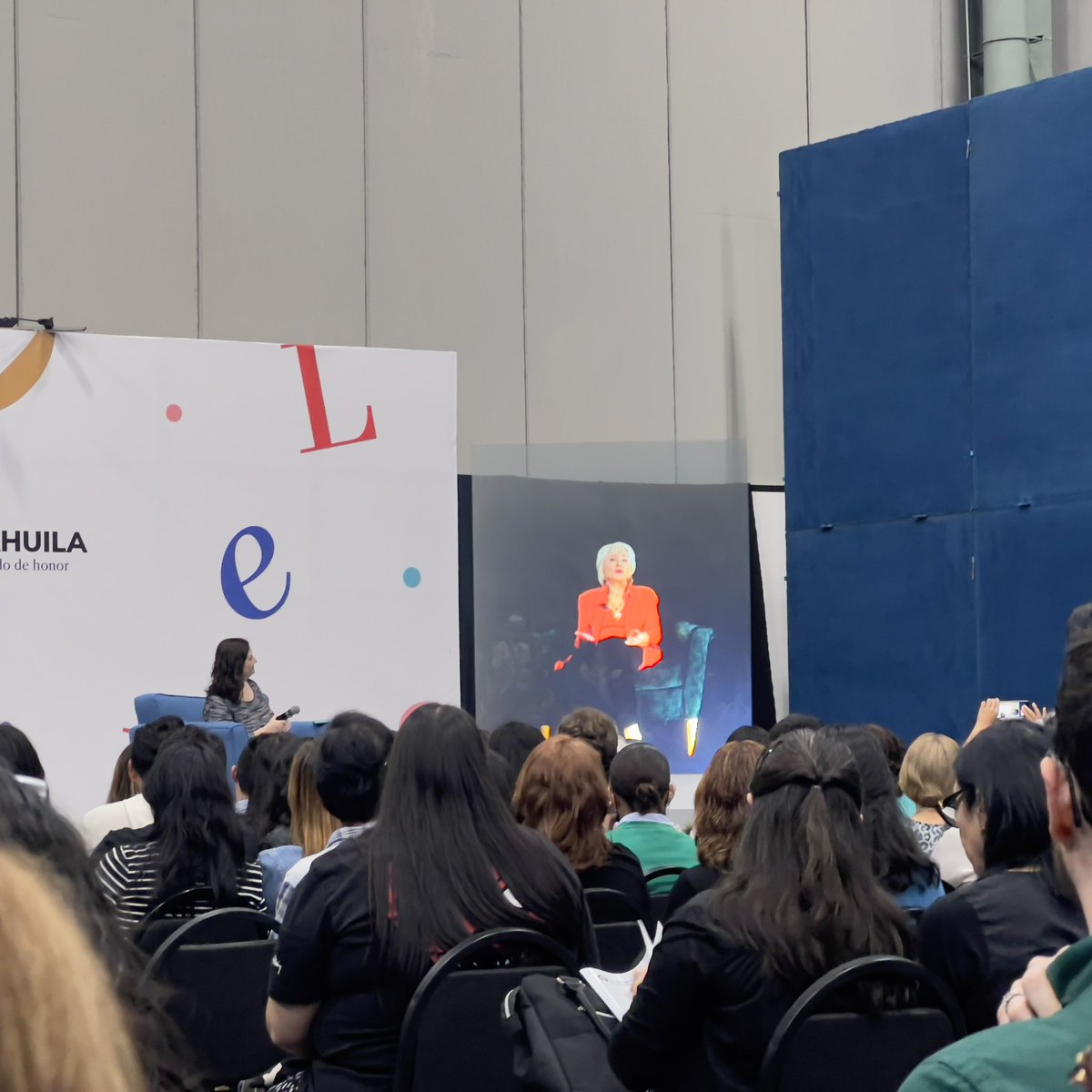 CSaizar's tweet photo. Estrenando la posibilidad del #holograma en una conferencia en la feria del libro con la inmensa @isabelallende 
@FeriaLibroMty @TecdeMonterrey @ehecdmx @cintermexmty https://t.co/an29ooEww4