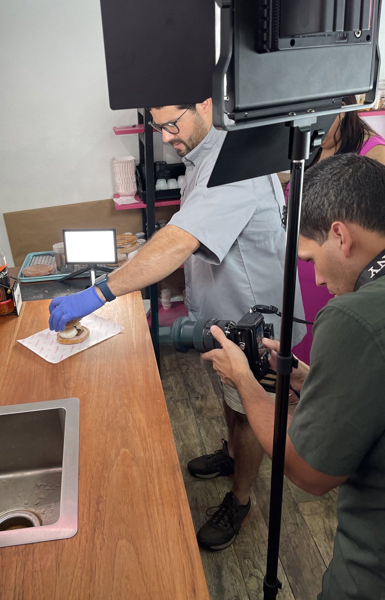 juanvelezcourt's tweet photo. En mi elemento. Grabando contenido en #Churroloops en San Juan.
Foto por @LHM_117 https://t.co/66Cxe9sZhL