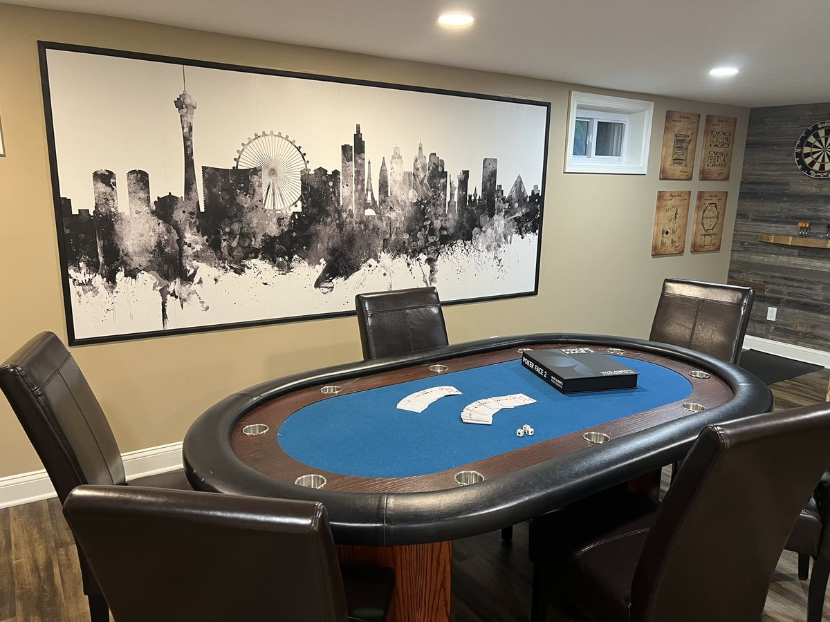 SevenOutPod's tweet image. think the new poker room needed a little Vegas backdrop to keep me company until my next trip.  #vegas #poker