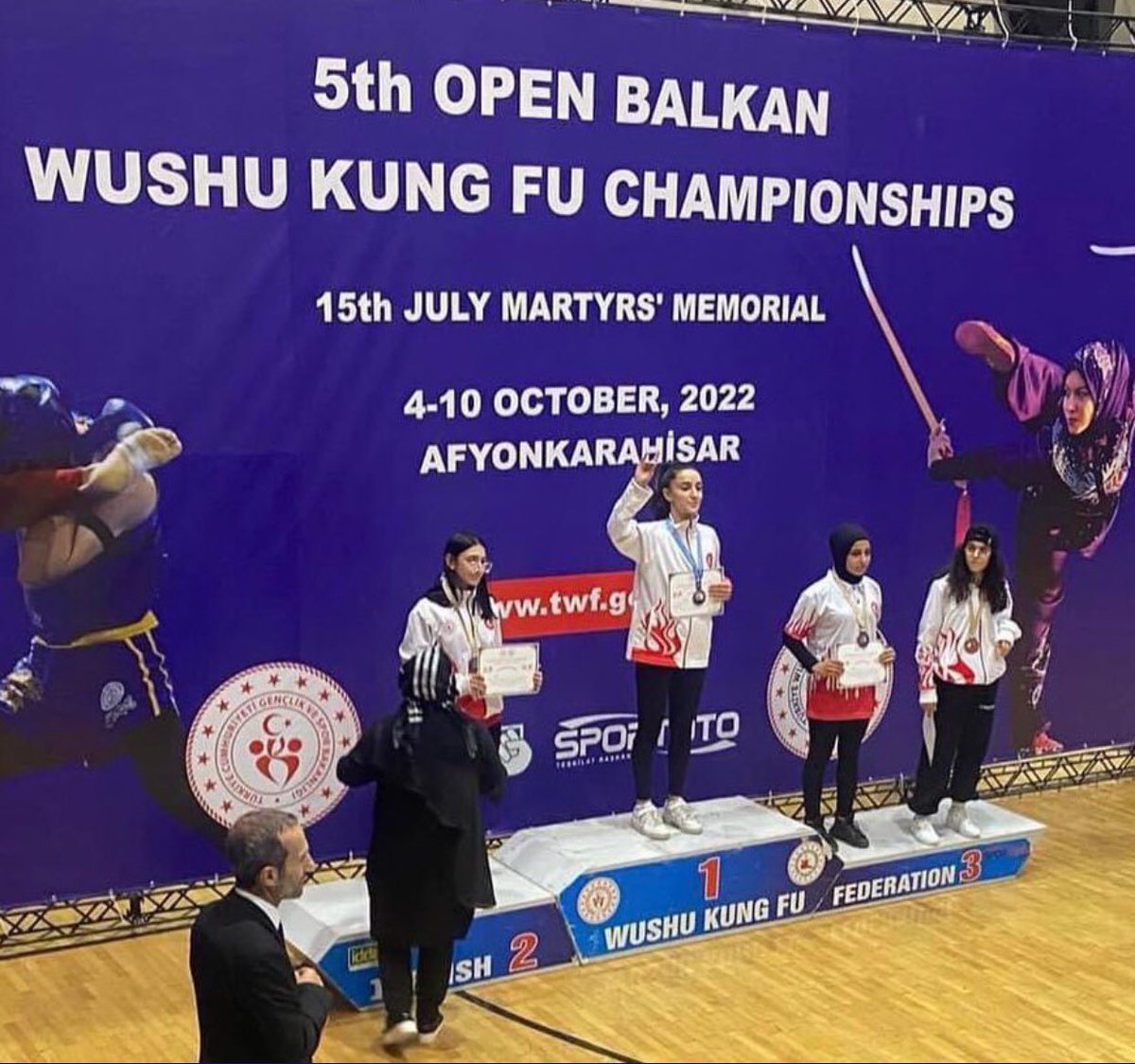 Başarı sağlamış bir sporcu kardeşimizin şampiyonluk kürsüsünde Bozkurt işareti yapmasından rahatsız olmuş çakalların cibiliyetini zaten biliyoruz..Hazımsızlıklarını,karın ağrılarını..Bir tane değiller ki..Bozkurtlar olmasaydı hiç biri şuan işgal ettikleri koltuklarda değildi..