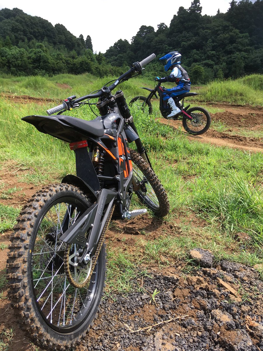 ShinySky77's tweet photo. PikaのSur-Ron、25km/hしか出ないけど、コード切ってリミッター切ったら元戻せないよなーって思いながらYouTube見てたら「スタンド立ててスポーツモードで右ブレーキを素早く5回+6回目は4秒ホールド」の裏技発見。
ファミコンかよ!!って半信半疑で試したら本当にリミッター解除された!!
#LightBeeS https://t.co/jPjFTp38mA