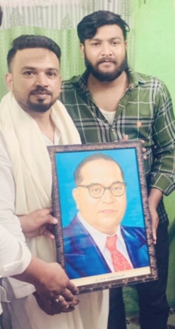 HadiUmar_'s tweet photo. #अपील 
#कोलकाता के दोनो समुदाय से मेरी #हाथ_जोड़_गुजारिश है कि #आपसी_भाईचारा को बनाए रखें,अमनचैन और शांति बनायें रखें क्योंकि हींसा समाज के सभी वर्गों के लिए नुकसानदेह है! इस हिंसा मे जो भी आरोपी है उनको सख्त से सख्त सज़ा दी जाय.!
#शांति #एकता #अमन 
 @AniketDhanuk_ ❤️ @HadiUmar_ https://t.co/mU1pP6VLw8