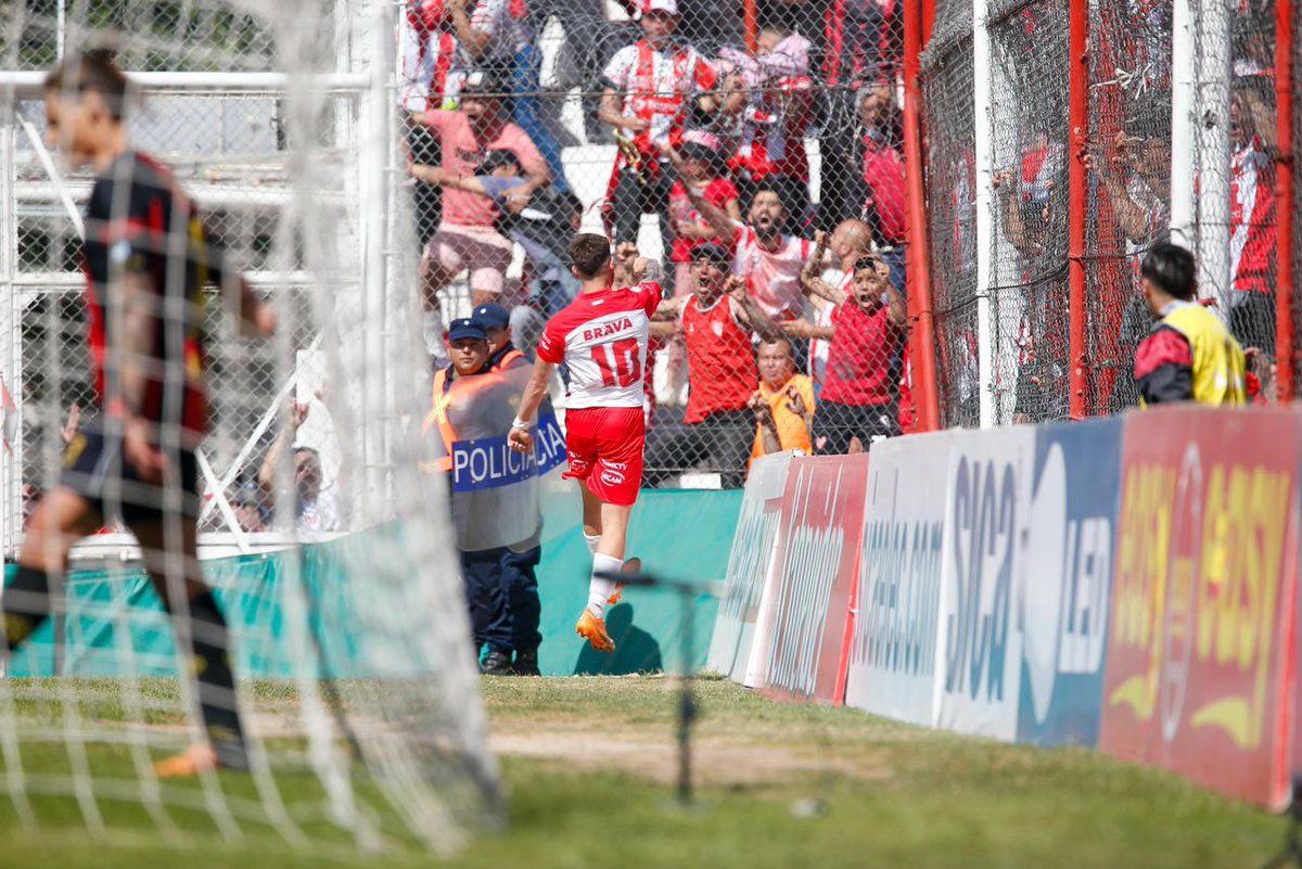 351Deportes's tweet photo. 🔊 Suban el volumen, por favor.

🎶 Primero, el temazo tan reconocido de la gente de #Instituto.

🗣 Después, el alarido de gol cuando llegó el tanto de @francowatson05.

🇦🇹 ¡Tremendo! Una perlita que dejó la jornada de fútbol en Alta Córdoba. https://t.co/c0DSywNQkw