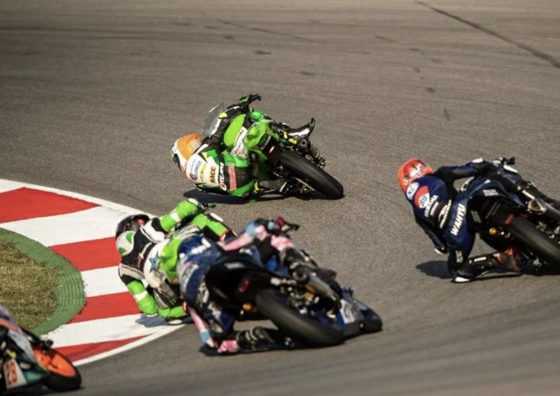 mhillofficial's tweet photo. People used to talk about @Jimwhit69’s radical style. I’d say #WorldSSP300 rider Daniel Mogeda’s way of riding is certainly more unique 🤔 Do you agree? https://t.co/iyvZlkaNTd
