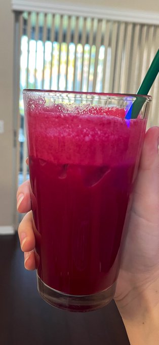 I made my first juice at home it&rsquo;s so pretty 😍 https://t.co/Lwvz4H14Tq