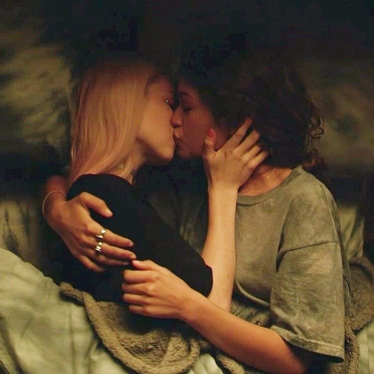cleanpuppy111's tweet photo. theres things i want to say to you, but ill just let u live .. @euphoriaHBO @CinamonSlut #julesandrue #rules #euphoria #zendaya #hunterschafer #lanaderey #cinnamongirl #fall #fall2022 https://t.co/Tk8YAcii6A