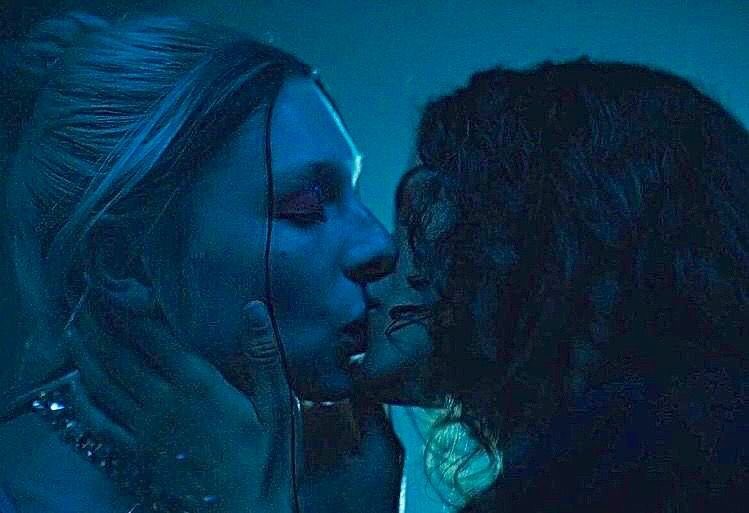 cleanpuppy111's tweet photo. theres things i want to say to you, but ill just let u live .. @euphoriaHBO @CinamonSlut #julesandrue #rules #euphoria #zendaya #hunterschafer #lanaderey #cinnamongirl #fall #fall2022 https://t.co/Tk8YAcii6A