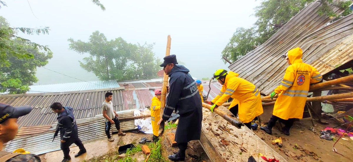 PNCSV's tweet photo. 📍Santo Tomás 

Reportamos un derrumbe donde perdió la vida un menor de edad, en la lotificación Las Flores del cantón Los Palones.

El alud cayó sobre la vivienda, se descartan más víctimas.

#DepresiónTropicalJulia https://t.co/5cknOFy65n