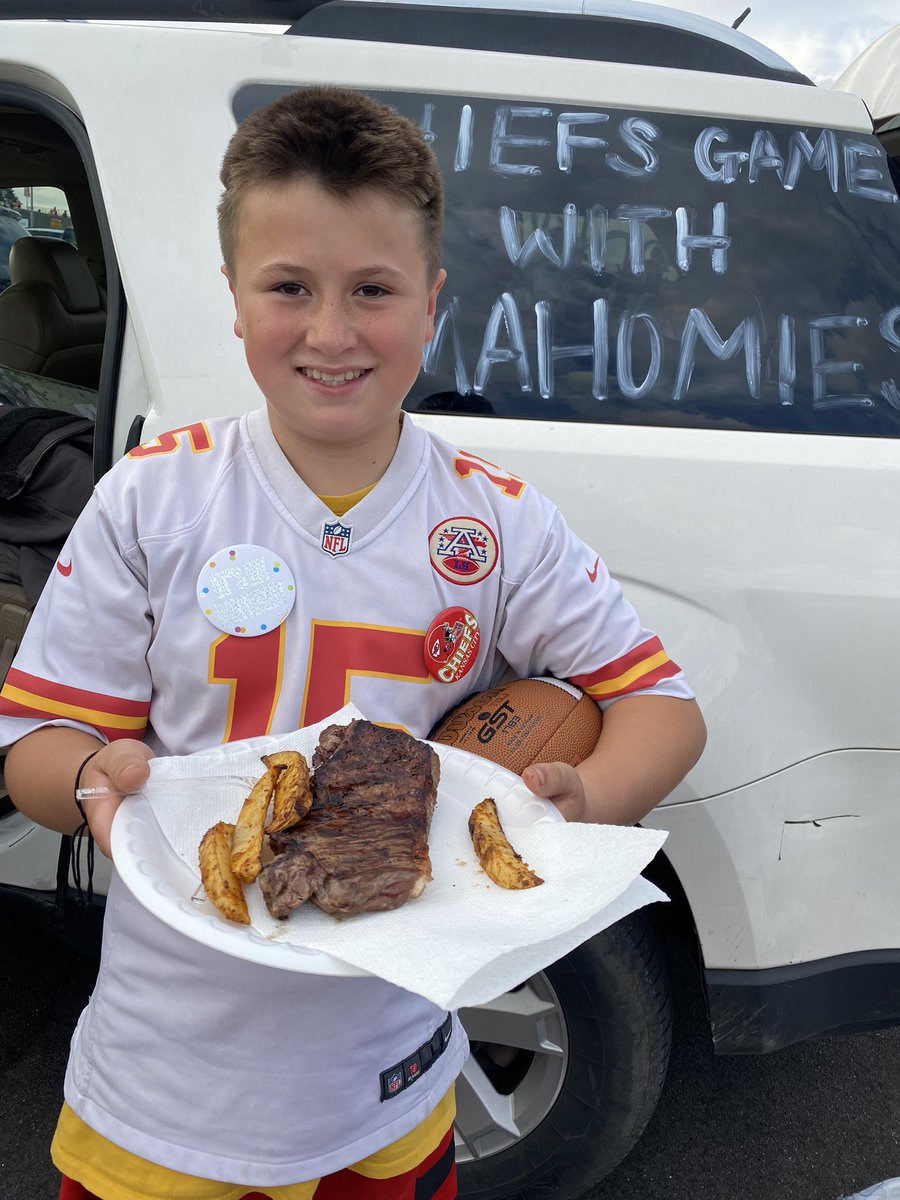 chantalier's tweet photo. Thank you thank you thank you thank to the people next to us who prepared our birthday boy some steak and potatoes too!!! There’s nothing in the world like tailgating with the #ChiefsFans in #ChiefsKingdom @Chiefs #KaidensBirthdayWithMahomies https://t.co/DUtC3L9GOm
