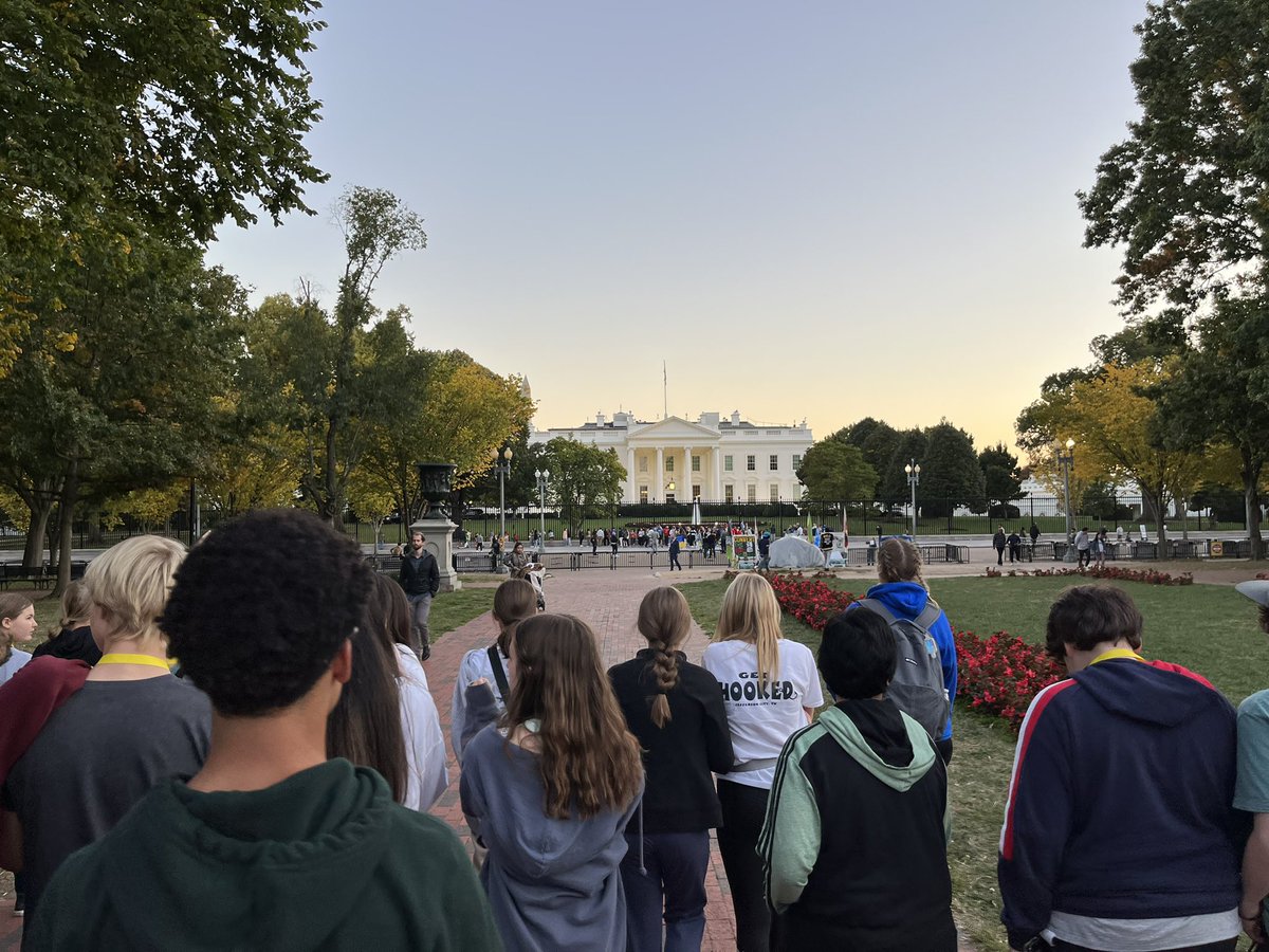 Mr_Frobose's tweet photo. Bus #6 at the White House @HyattsDC @hyattseaglenews @EagleNewsHyatts @dgHYATTSNATION https://t.co/u5ETSXGI66
