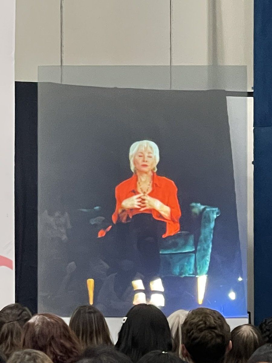 nlara_mty's tweet photo. #FeriaLibroMTY #FLM IsabellAllende compartiendo e interactuando en transmisión con efecto holograma.
#TecdeMty #innovacióneducativa https://t.co/0bxrJY3UlC