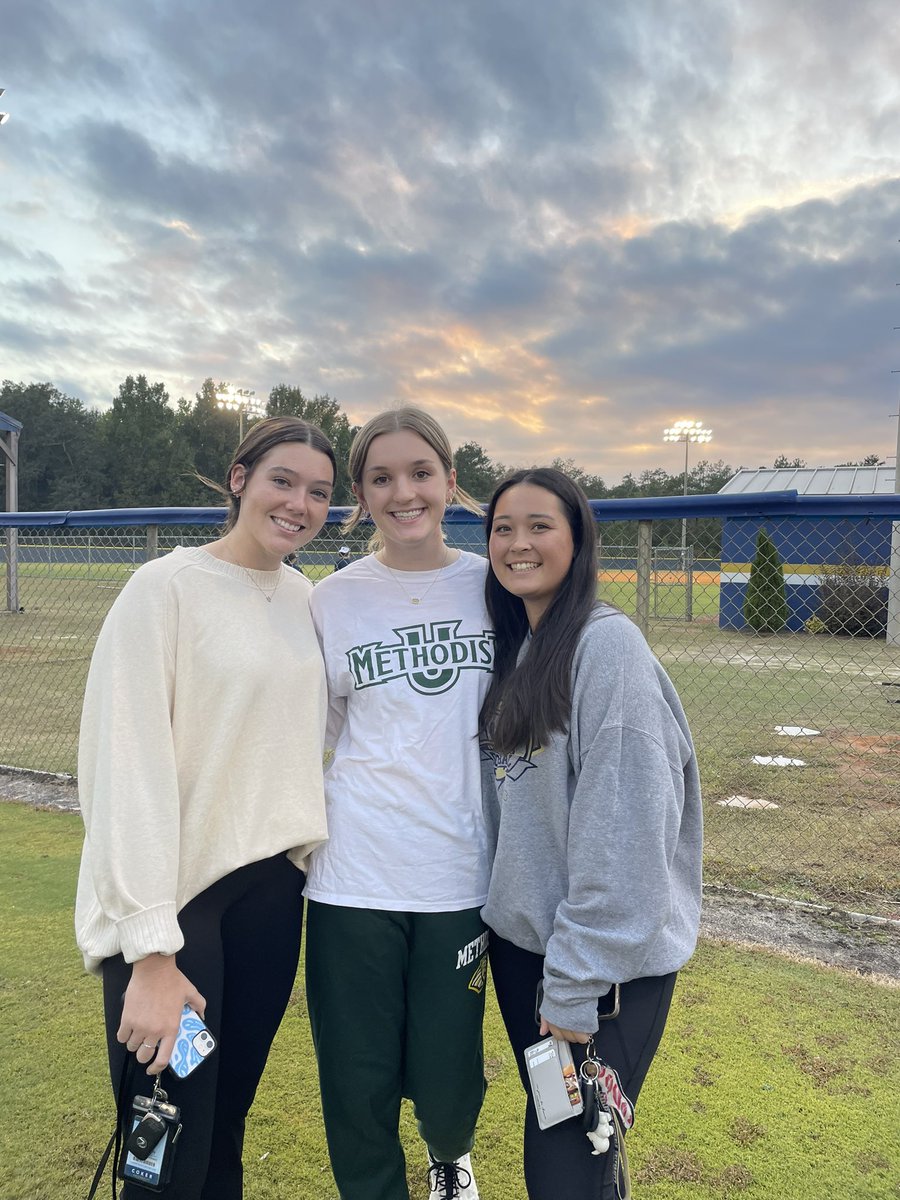 Bwood_Softball's tweet photo. A nice surprise visit by a few alumni at practice today! @_hannahblack11 @haleygmccoy @CallieBaucom https://t.co/pkqUPdAJdk