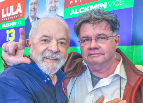 revistaforum's tweet photo. Ex-Casseta & Planeta
Crítico ferrenho do PT e eleitor de Bolsonaro em 2018, Marcelo Madureira declara apoio a Lula
Saiba mais: https://t.co/S8fuU9tjxE https://t.co/GxV6nmZeRw