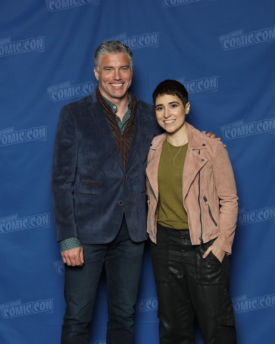 melissaCnavia's tweet photo. For everyone asking and especially for Scott who I met yesterday on my autograph line and who asked me to please share it, of course I took the pic my mom requested! Here it is… #NYCC #StarTrek https://t.co/5v0WCIosXK