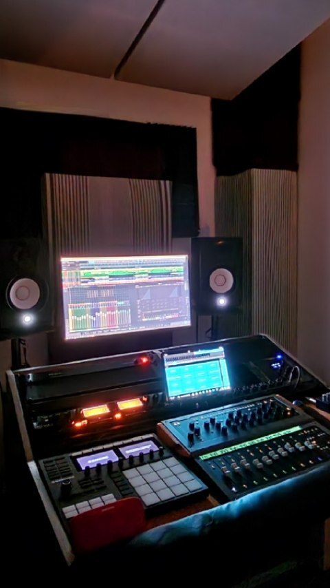 RiddimAddict's tweet photo. New Setup...what's next 🤔
#NewMusic #comingsoon #jtmmixing/mastering 

New Focus #staytuned #riddimaddictrecords 

#makeover #newgear #studiogear #studiodesign #studiodesk #accoustictreatment #studioengineer #recordingstudio https://t.co/8e1hUQsul0