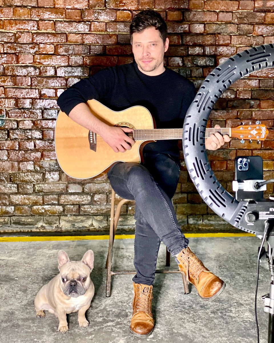 ¿ Y ahora cómo hago para tocar la 🎸 y 🎤 ? 
#dallas #music #Bogota