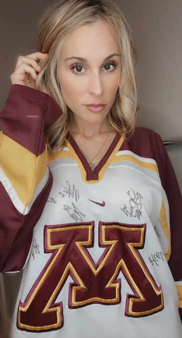 That one time when I let the whole Gopher Hockey team sign my jersey while wearing it 🏒. https://t.co/kHzvlSGfm7<a href="/tag/florida"class="tags"><span>#florida</span></a>