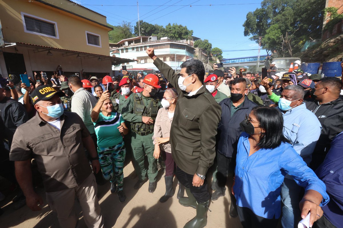 Con la humildad que lo caracteriza y con el infinito amor por su pueblo, el Pdte. <a href="/NicolasMaduro/">Nicolás Maduro</a> atiende personalmente a las comunidades de Tejerías, y acompaña a su gente en momentos difíciles y de gran vulnerabilidad, luego del deslave ocasionado por las lluvias.