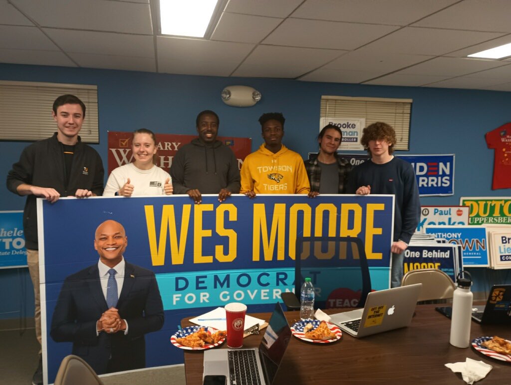 WillThorne03's tweet photo. The Towson @MDCollegeDems were back on the phones tonight for @iamwesmoore and all of the @mddems!! #BlueIn22 https://t.co/Xs3HOjaSob