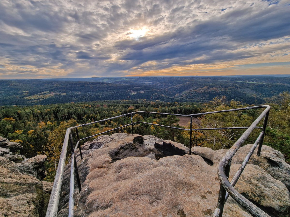 Bassty_vanTasty's tweet photo. Gute Nacht mit einem Ausblick vom "Opferkessel" des Pfaffensteins. 🤩
#holiday #sunset #sächsischeSchweiz #Urlaub #pfaffenstein https://t.co/HSAalxw5kx