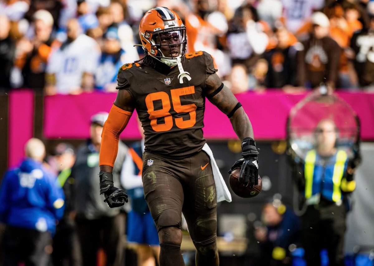 Hottest_TakePod's tweet photo. #Browns TE, David Njoku, is playing at a high level. 🔥

Njoku's Overall Grade of 79.4, per @PFF, ranks 3rd among #NFL TEs.

In his past 3 games, he's registered 20 Receptions for 250 Yards &amp; 1 TD. 👑

This is the first time in his career recording 3 straight games of 70+ yards. https://t.co/hfKeQ9C7MX