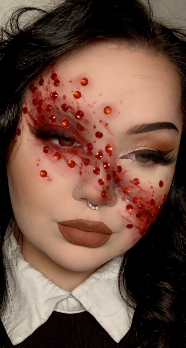 thealienellie's tweet photo. out for blood 🩸🤍 // #mua #halloween #horror #artist #makeupartist https://t.co/iHN4s3iJJK