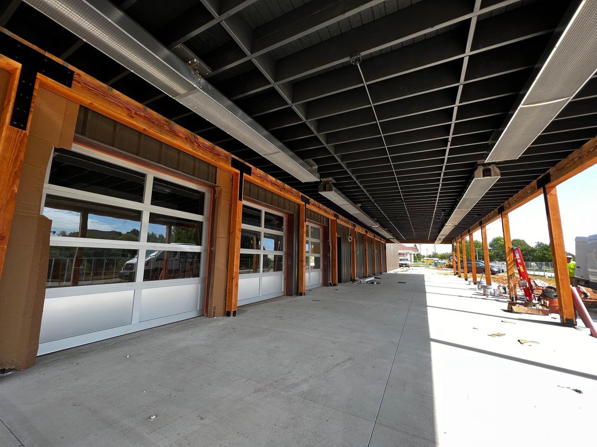 4by4Fremont's tweet photo. Holy cow....look at those massive heaters!! 😍
Can you imagine yourself under these with a tasty brew in hand in some beautiful fall weather?!
#missouriweather #heathersgalore #fall #soon #comingsoon #somanychanges #keepwarm #springfieldmo #nixamo #ozarkmo #4by4brewingco https://t.co/IZQg4Sw7sf