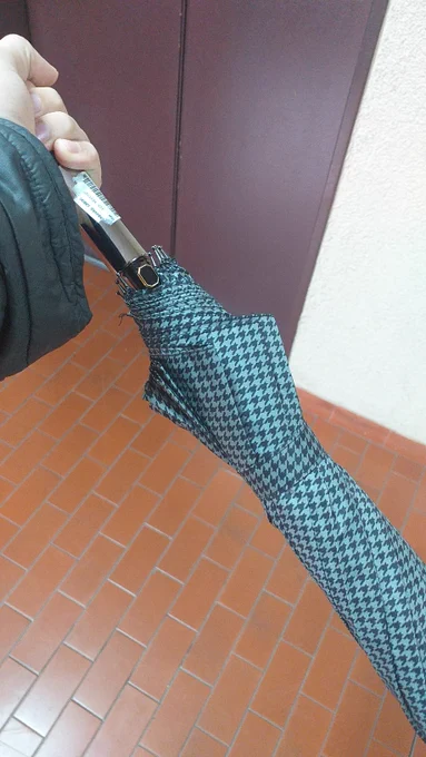 Since I keep losing my umbrellas, I decided to turn my newest one into a cool Youkai to make sure I won't forget her anywhere. It's Rocío! 