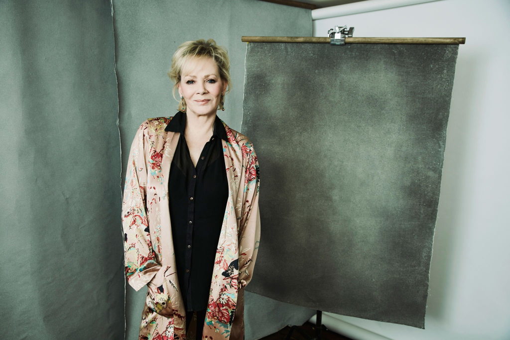 DailyJeanSmart's tweet image. Jean Smart poses in the 2018 Winter TCA portrait studio.
