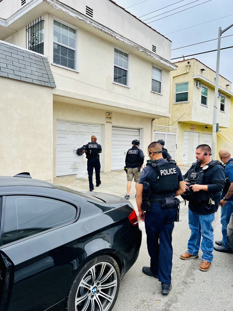 LAPDCARRANZA's tweet photo. Your #GND Detectives @USMS_PSWRFTF @USMarshalsHQ at work! Code 4. Suspect wanted for @LAPDNewton #murder in custody. Doing our part to keep the community safe! The #relentless pursuit continuousโฆ#ComplyNowComplainLater #LAPD #USMATF https://t.co/buGTtxBBsK