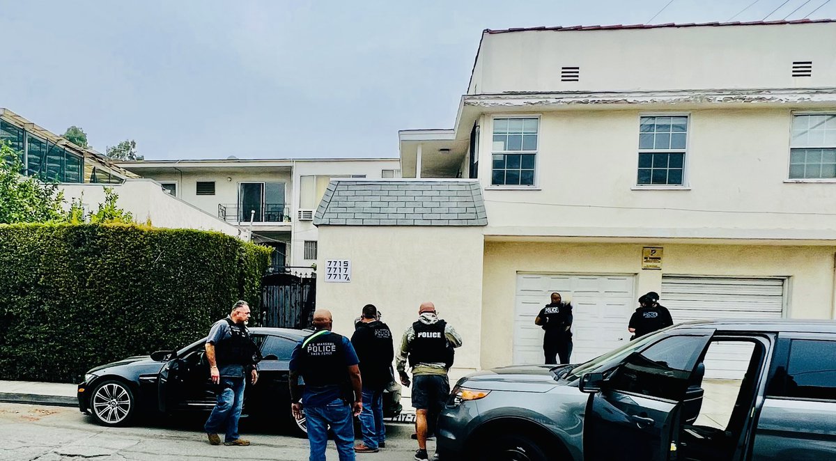 LAPDCARRANZA's tweet photo. Your #GND Detectives @USMS_PSWRFTF @USMarshalsHQ at work! Code 4. Suspect wanted for @LAPDNewton #murder in custody. Doing our part to keep the community safe! The #relentless pursuit continuousโฆ#ComplyNowComplainLater #LAPD #USMATF https://t.co/buGTtxBBsK