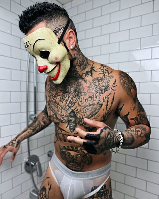 Retweet if you like spooky szn.🃏 https://t.co/NYeo0ZG1EJ