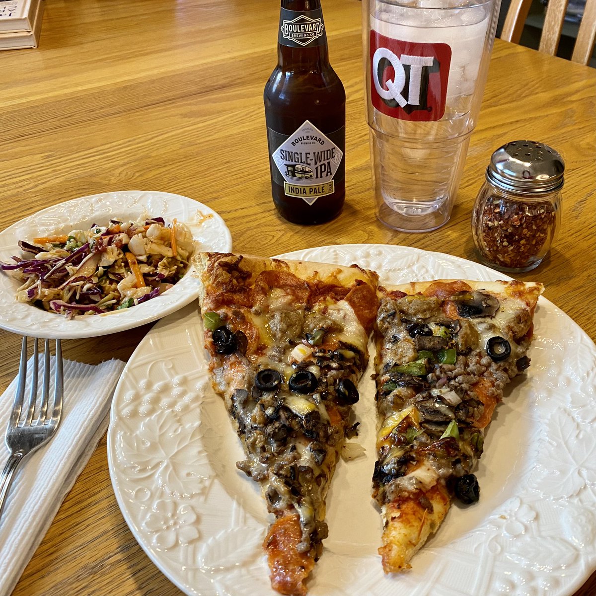 CMoneyKS's tweet photo. Pregame dinner. Pizza and a @boulevard_beer #SingleWideIPA #ChiefsKingdom #KCChiefs #MondayNightFootball #RaidersSuck #IPASnob #EatLocal #DrinkLocal https://t.co/L9fX4kgTrs