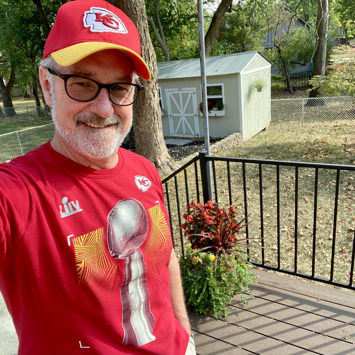 CMoneyKS's tweet photo. Pregame dinner. Pizza and a @boulevard_beer #SingleWideIPA #ChiefsKingdom #KCChiefs #MondayNightFootball #RaidersSuck #IPASnob #EatLocal #DrinkLocal https://t.co/L9fX4kgTrs
