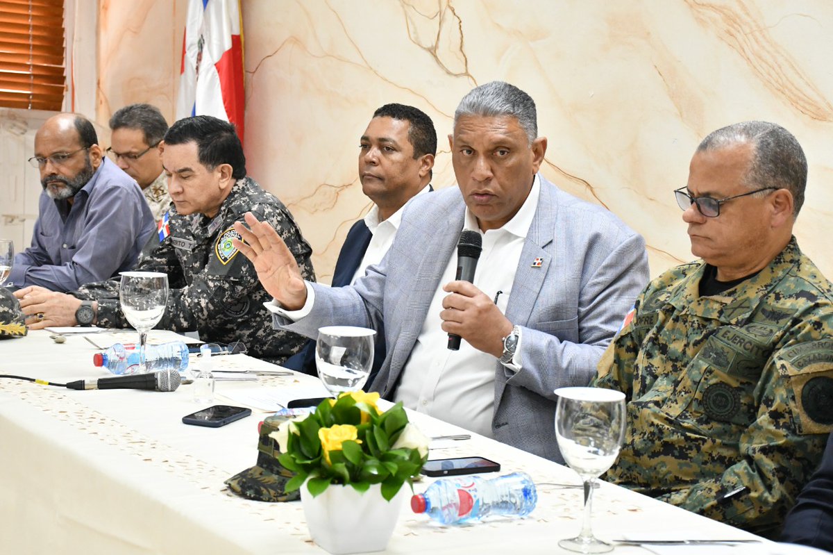 chuvasquez's tweet photo. En sede @MinInteriorRD se realizó hoy fructífera reunión de trabajo con autoridades provinciales fronterizas para aplicación medidas control territorial, contando con la activa participación  de @LigaMunicipalRD @fedomurd @EjercitoNacRD,@DGMRD @PoliciaRD,@CESFRONTRD y @aduanard https://t.co/tDtxaCVIHv