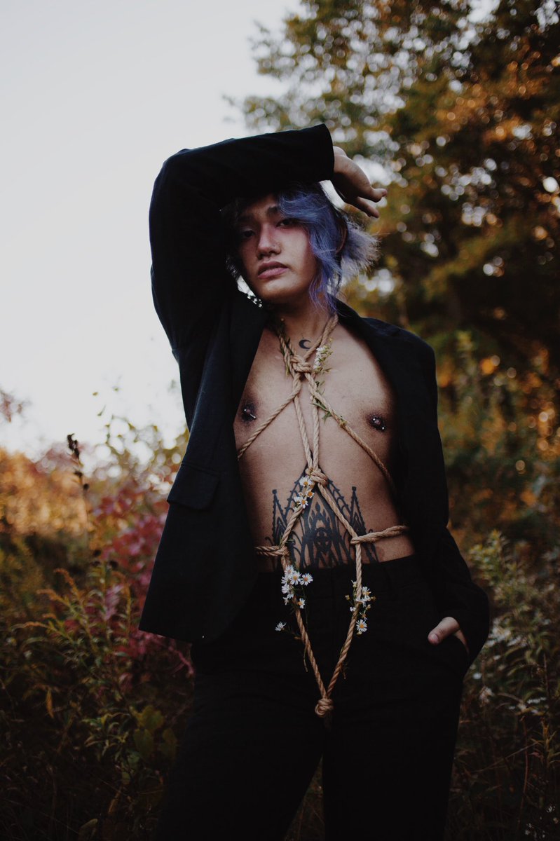 juniperfaewild's tweet image. hi barely use twitter nowadays if at all!  some updates: 

- still making art, doing cons
- still making costumes, performing
- still hot but mostly on IG 

📸: @oliviaquinnsart