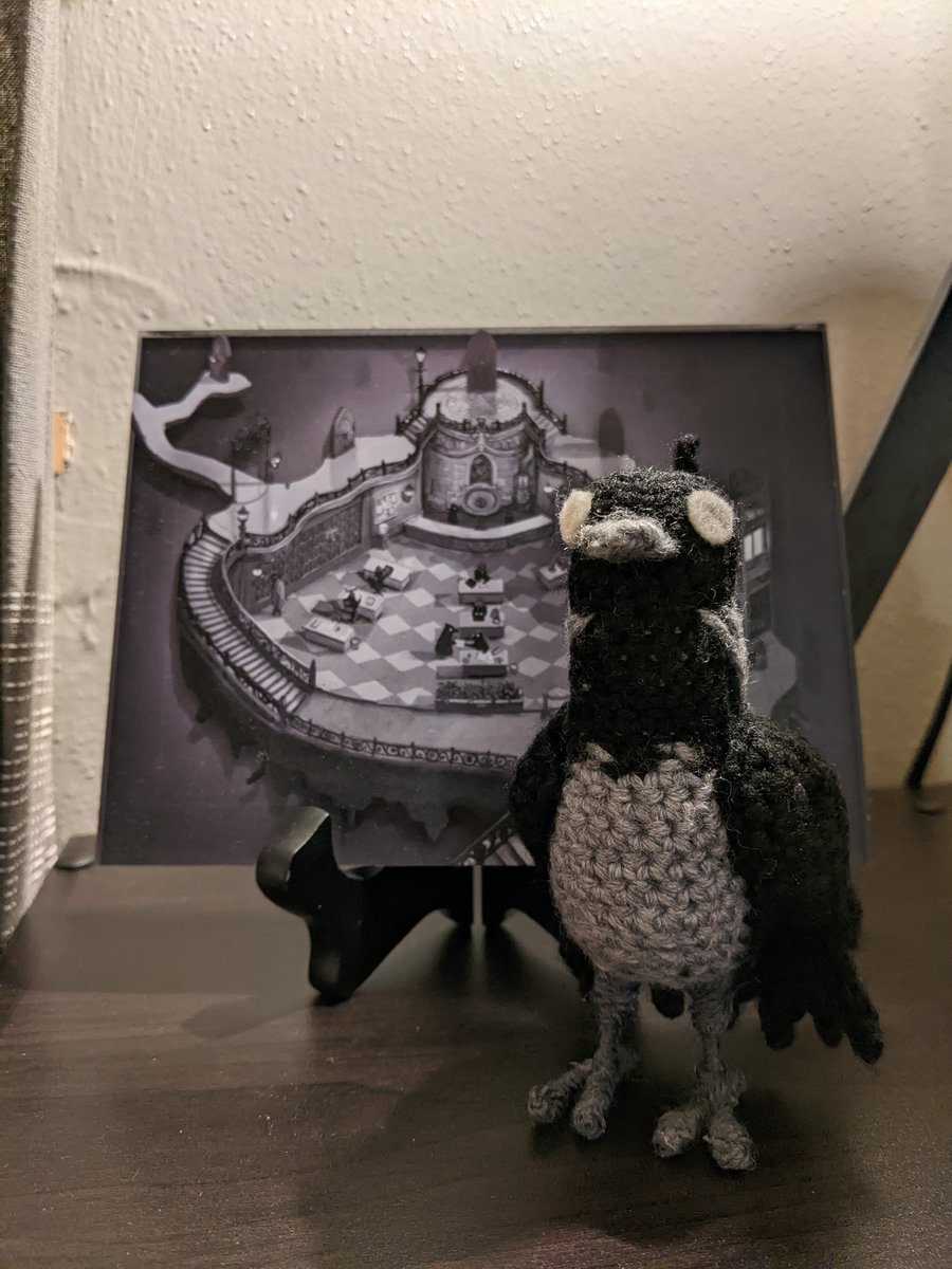 I made a lil amigurumi Fledgeling from Death's Door because it's one of my favorite games 💀🚪 it looks nice standing next to my acrylic print from @specialreserves @acidnerve @devolverdigital