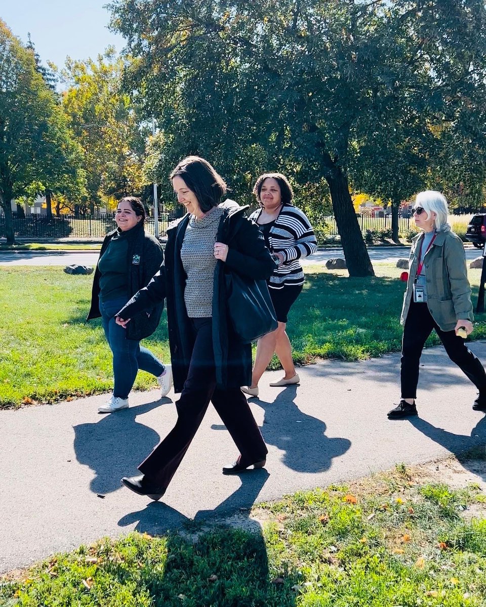 DetroitParksRec's tweet photo. Today for #NationalWalktoYourParkDay our park planners and developers took a walk to Tolan Park and had lunch🤩 Thank you to this team for making our #DetroitParks look beautiful😍
https://t.co/9WR8AA2ucf 😊
#ParksintheD 🏞 https://t.co/PuPnrKN5VI