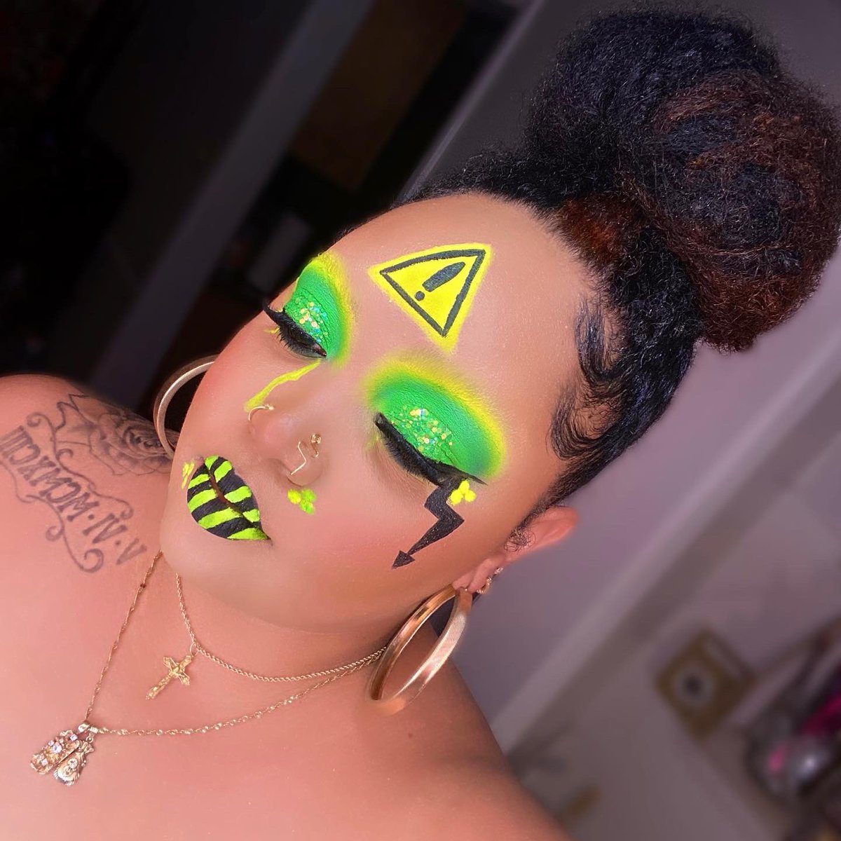 muastephenny's tweet photo. ⚠️ She’s toxic 🤭🧪

@thecrayoncase @WuzzamSupa  
• “Presidential ” Matte Lippie
• Big Box of 64
• Lashes from the Pink Pack
• Blush Binder
#spookycutie https://t.co/t5nNXErt7R